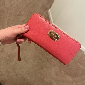 Micheal Kors Wallet, corral color new condition